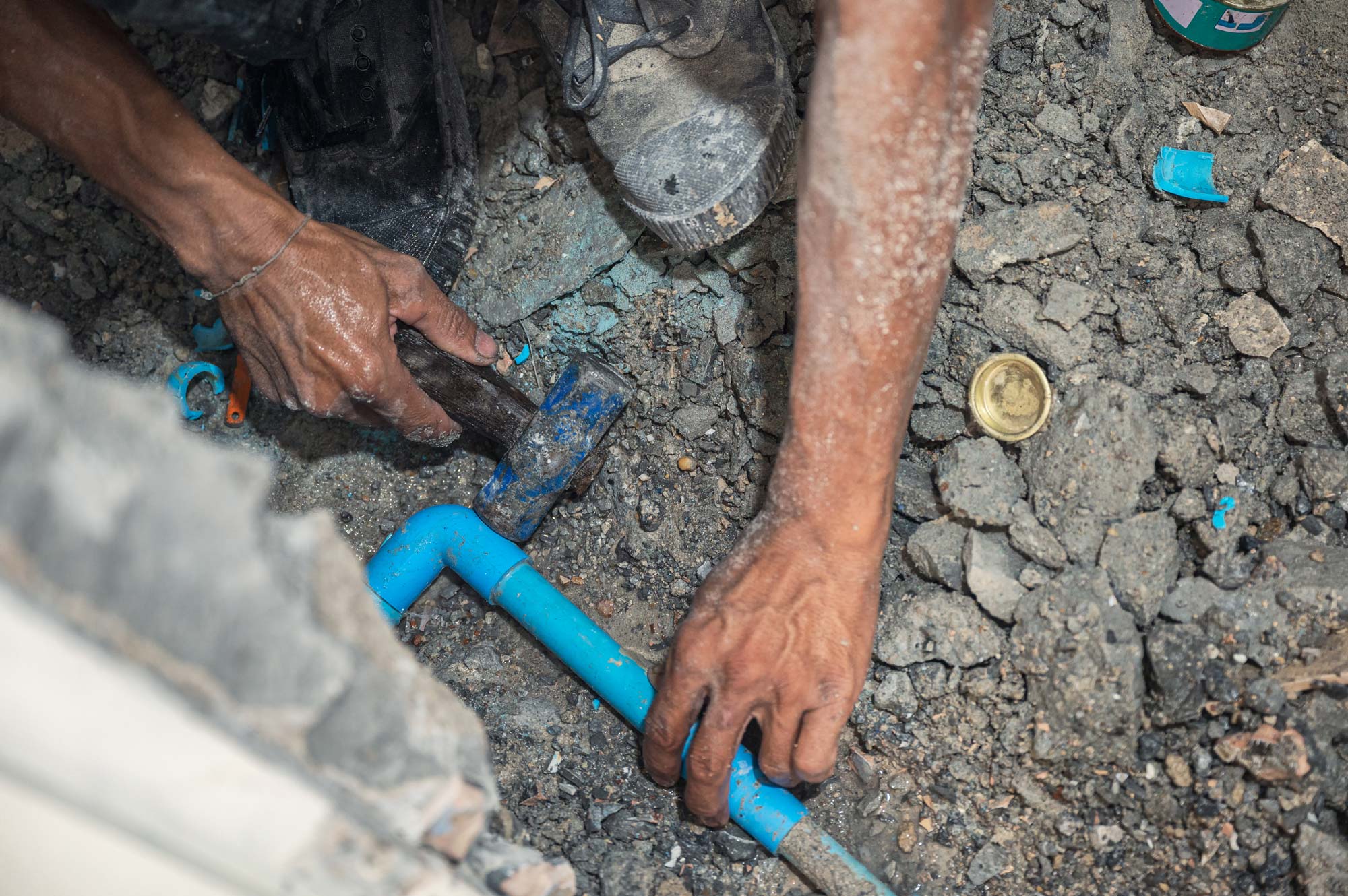 plumber-hammering-the-pvc-pipe-2000px
